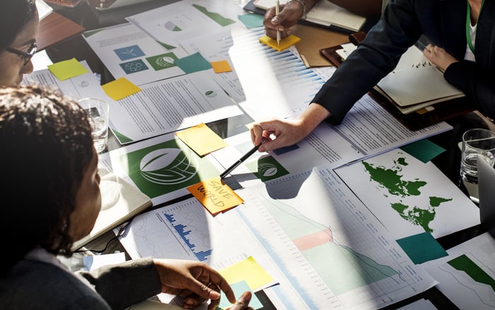 Controller beoordeelt financiële rapportage tijdens opdracht via BAS Consultancy