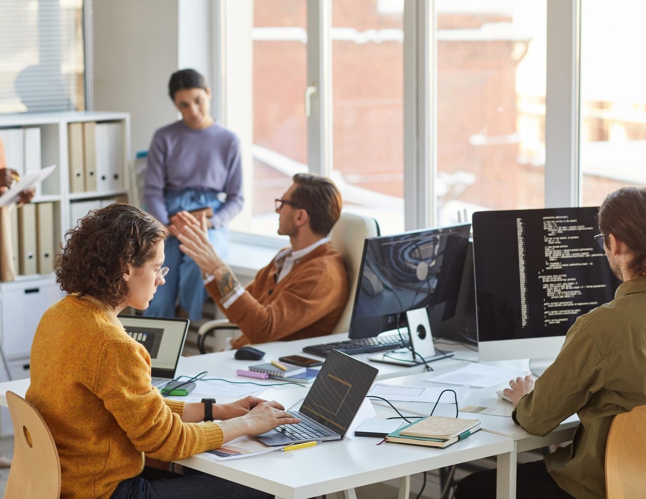 Professionals werken samen aan data-analyses en financiële strategie in een modern kantoor, gericht op digitalisering, datagedreven werken en technologische innovatie binnen Creating Insights.